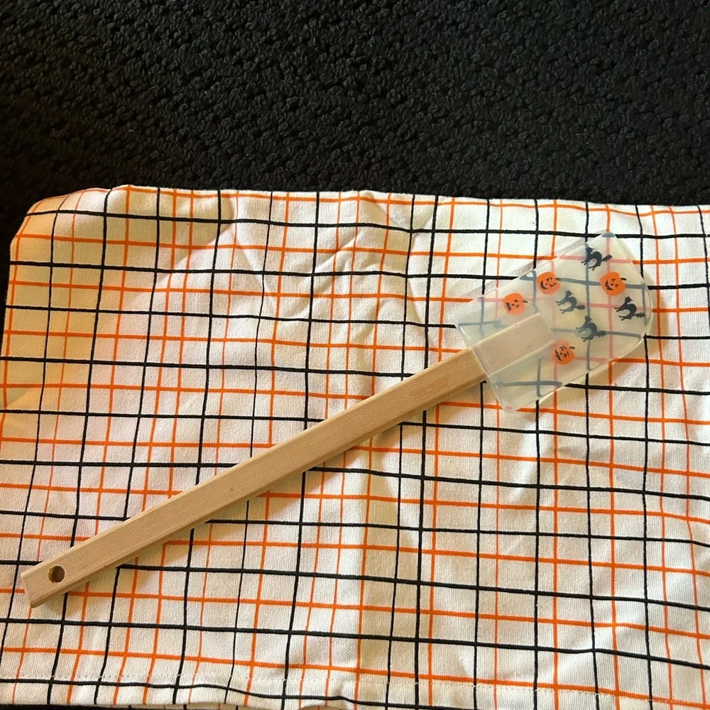 Sur La Table Halloween 🎃🎃🎃Themed Spatula with Wooden Handle